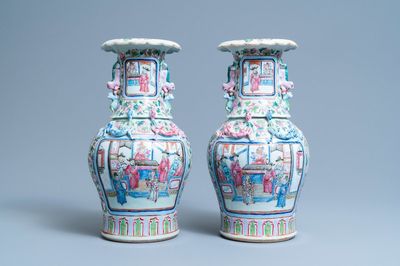 Een paar Chinese famille rose vazen met hofscènes, 19e eeuw