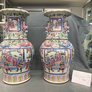Een paar Chinese famille rose vazen met hofscènes, 19e eeuw — foto 15