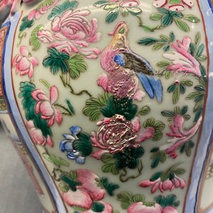 Een paar Chinese famille rose vazen met hofscènes, 19e eeuw — foto 10