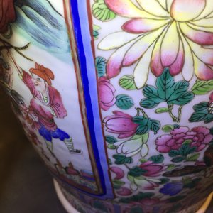 Een paar Chinese famille rose vazen met hofscènes, 19e eeuw — foto 14