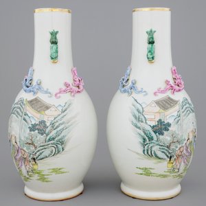 Een paar Chinese famille rose vazen met landschapsdecor, begin 20e eeuw — foto 2