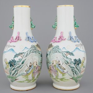 Een paar Chinese famille rose vazen met landschapsdecor, begin 20e eeuw — foto 1