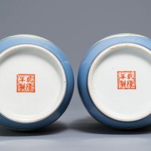Een paar Chinese famille rose vazen met lavendelblauwe fondkleur, Qianlong merk, Republiek, 20e eeuw — foto 6
