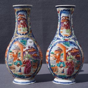 Een paar Chinese famille rose vazen met mandarijns decor, Qianlong — foto 7