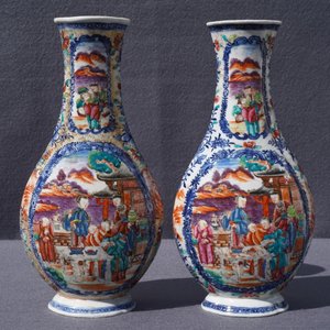 Een paar Chinese famille rose vazen met mandarijns decor, Qianlong — foto 8