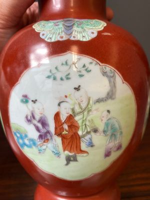 Een paar Chinese famille rose vazen met medaillons met spelende jongens op koraalrode fondkleur, 18/19e eeuw — foto 14