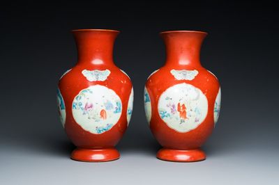 Een paar Chinese famille rose vazen met medaillons met spelende jongens op koraalrode fondkleur, 18/19e eeuw