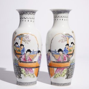 Een paar Chinese famille rose vazen met musicerende en spelende dames, Republiek, 20e eeuw — foto 1