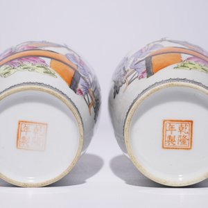 Een paar Chinese famille rose vazen met musicerende en spelende dames, Republiek, 20e eeuw — foto 6