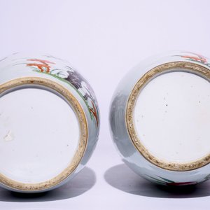 Een paar Chinese famille rose vazen met negen perzikendecor, 19e eeuw — foto 5