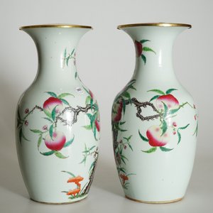Een paar Chinese famille rose vazen met negen perzikendecor, 19e eeuw — foto 10