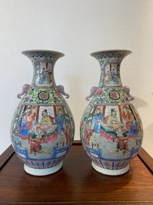 Een paar Chinese famille rose vazen met olifanten als handgrepen, 19e eeuw — foto 1