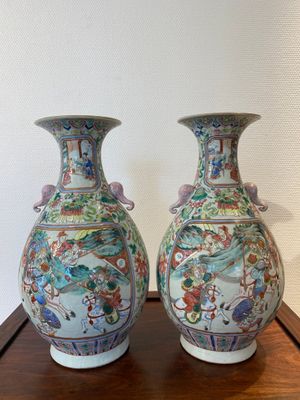 Een paar Chinese famille rose vazen met olifanten als handgrepen, 19e eeuw — foto 3