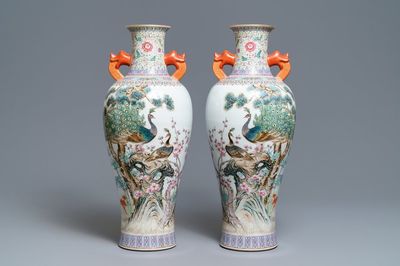 Een paar Chinese famille rose vazen met pauwen, Qianlong merk, Republiek, 20e eeuw