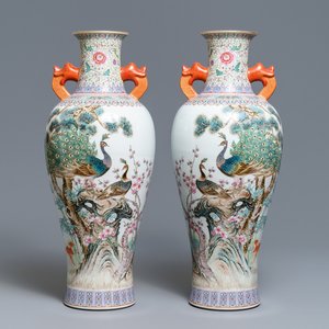 Een paar Chinese famille rose vazen met pauwen, Qianlong merk, Republiek, 20e eeuw — foto 1