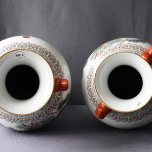 Een paar Chinese famille rose vazen met pauwen, Qianlong merk, Republiek, 20e eeuw — foto 11
