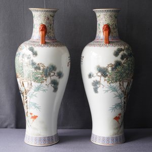 Een paar Chinese famille rose vazen met pauwen, Qianlong merk, Republiek, 20e eeuw — foto 8