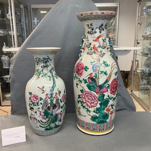 Een paar Chinese famille rose vazen met reliëfdecor en twee met feniksen, 19e eeuw — foto 17