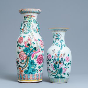 Een paar Chinese famille rose vazen met reliëfdecor en twee met feniksen, 19e eeuw — foto 2