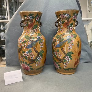 Een paar Chinese famille rose vazen met reliëfdecor en twee met feniksen, 19e eeuw — foto 23