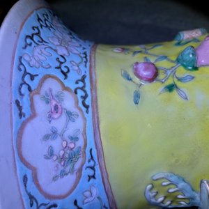 Een paar Chinese famille rose vazen met reliëfdecor op gele fondkleur, 19e eeuw — foto 14