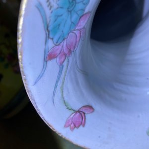 Een paar Chinese famille rose vazen met reliëfdecor op gele fondkleur, 19e eeuw — foto 16
