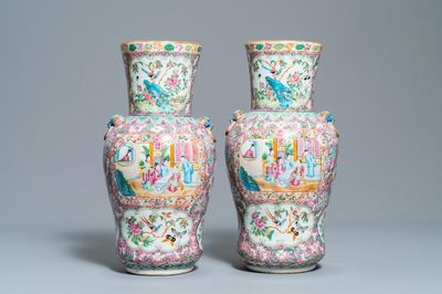Een paar Chinese famille rose vazen met roze fondkleur, 19e eeuw