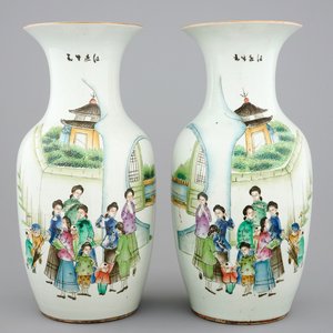 Een paar Chinese famille rose vazen met "Shanghai" decor, 19/20e eeuw — foto 1