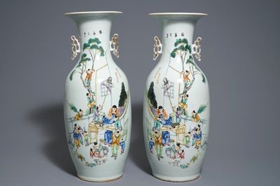 Een paar Chinese famille rose vazen met spelende jongens, 19/20e eeuw