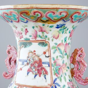Een paar Chinese famille rose vazen met strijders, 19e eeuw — foto 7