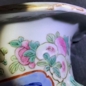 Een paar Chinese famille rose vazen met strijders te paard, 19e eeuw — foto 12