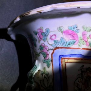 Een paar Chinese famille rose vazen met strijders te paard, 19e eeuw — foto 9