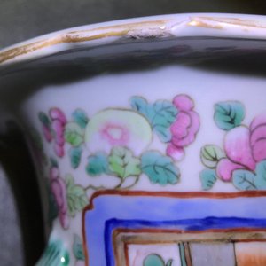 Een paar Chinese famille rose vazen met strijders te paard, 19e eeuw — foto 10