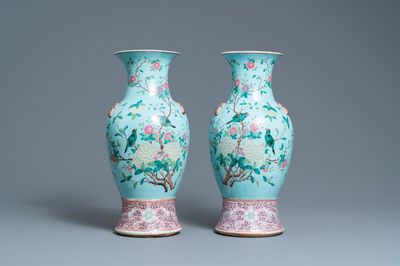 Een paar Chinese famille rose vazen met turquoise fondkleur en vlinders als handgrepen, 19e eeuw