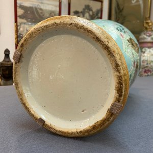 Een paar Chinese famille rose vazen met turquoise fondkleur en vlinders als handgrepen, 19e eeuw — foto 15