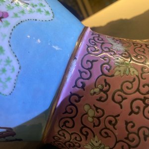 Een paar Chinese famille rose vazen met turquoise fondkleur en vlinders als handgrepen, 19e eeuw — foto 24