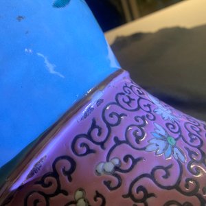 Een paar Chinese famille rose vazen met turquoise fondkleur en vlinders als handgrepen, 19e eeuw — foto 25