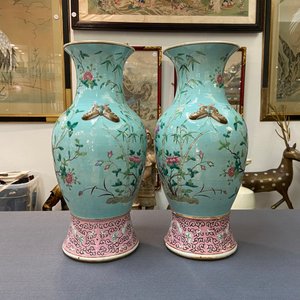 Een paar Chinese famille rose vazen met turquoise fondkleur en vlinders als handgrepen, 19e eeuw — foto 8