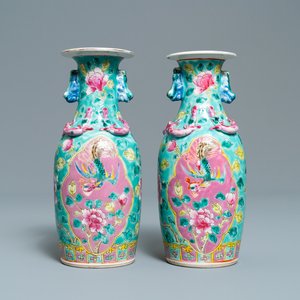 Een paar Chinese famille rose vazen met turquoise fondkleur voor de Straits of Peranakan markt, 19e eeuw — foto 1
