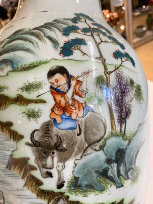Een paar Chinese famille rose vazen met tweezijdig decor, 19/20e eeuw — foto 12
