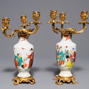 Een paar Chinese famille rose vazen met verguld bronzen kandelaars, Yongzheng — foto 1