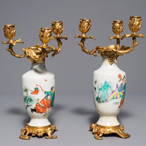 Een paar Chinese famille rose vazen met verguld bronzen kandelaars, Yongzheng — foto 4