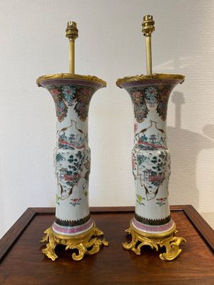 Een paar Chinese famille rose vazen met vergulde bronzen monturen als lampen gemonteerd, Yongzheng — foto 1