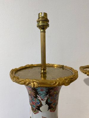 Een paar Chinese famille rose vazen met vergulde bronzen monturen als lampen gemonteerd, Yongzheng — foto 4