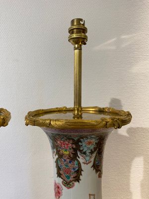 Een paar Chinese famille rose vazen met vergulde bronzen monturen als lampen gemonteerd, Yongzheng — foto 5