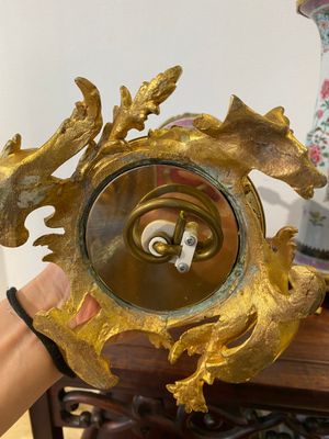 Een paar Chinese famille rose vazen met vergulde bronzen monturen als lampen gemonteerd, Yongzheng — foto 8