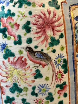 Een paar Chinese famille rose vazen met verhalend decor, 19e eeuw — foto 14