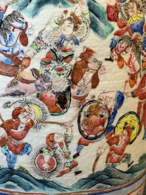 Een paar Chinese famille rose vazen met verhalend decor, 19e eeuw — foto 17