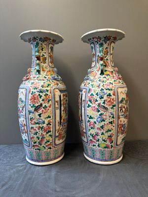 Een paar Chinese famille rose vazen met verhalend decor, 19e eeuw — foto 2