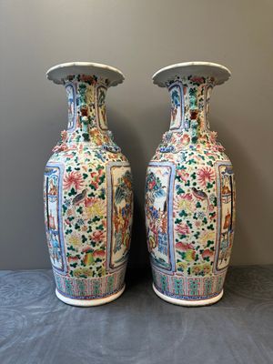 Een paar Chinese famille rose vazen met verhalend decor, 19e eeuw — foto 4